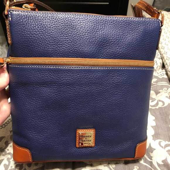 Dooney & Bourke crossbody - Picture 1 of 3